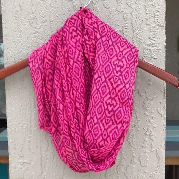 American Eagle Outfitters Accessories - American Eagle infinity scarf